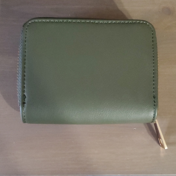 Green Leather Wallet with Gold Zipper - Picture 1 of 2